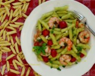 Garganelli pasta with courgettes pesto and prawns